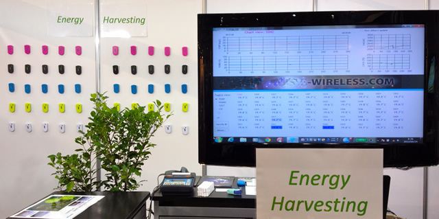 展示会でのTWELITEエナジーハーベスティング実証デモ。多数のTWELITE無線モジュールが環境発電で動作し、各ノードの計測データをリアルタイムでモニタリング表示している様子。