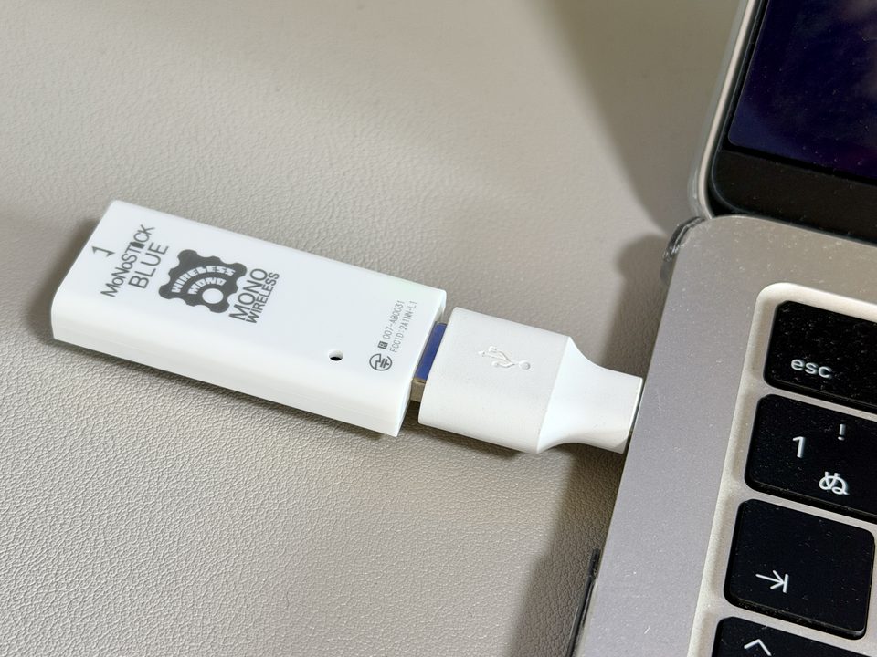 ノートパソコンのUSBポートに変換アダプタ経由で挿した MONOSTICK BLUE